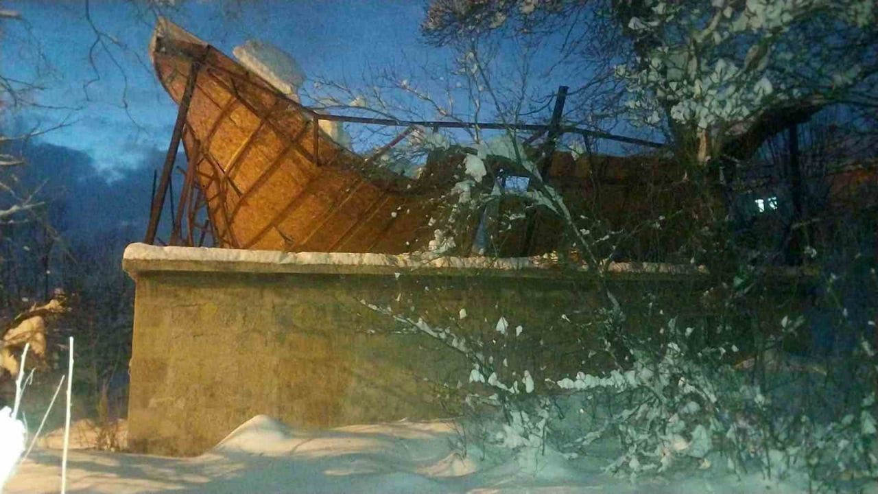 Bitlis'te Yoğun Kar Yağışı Sonrası Çatı Çöktü