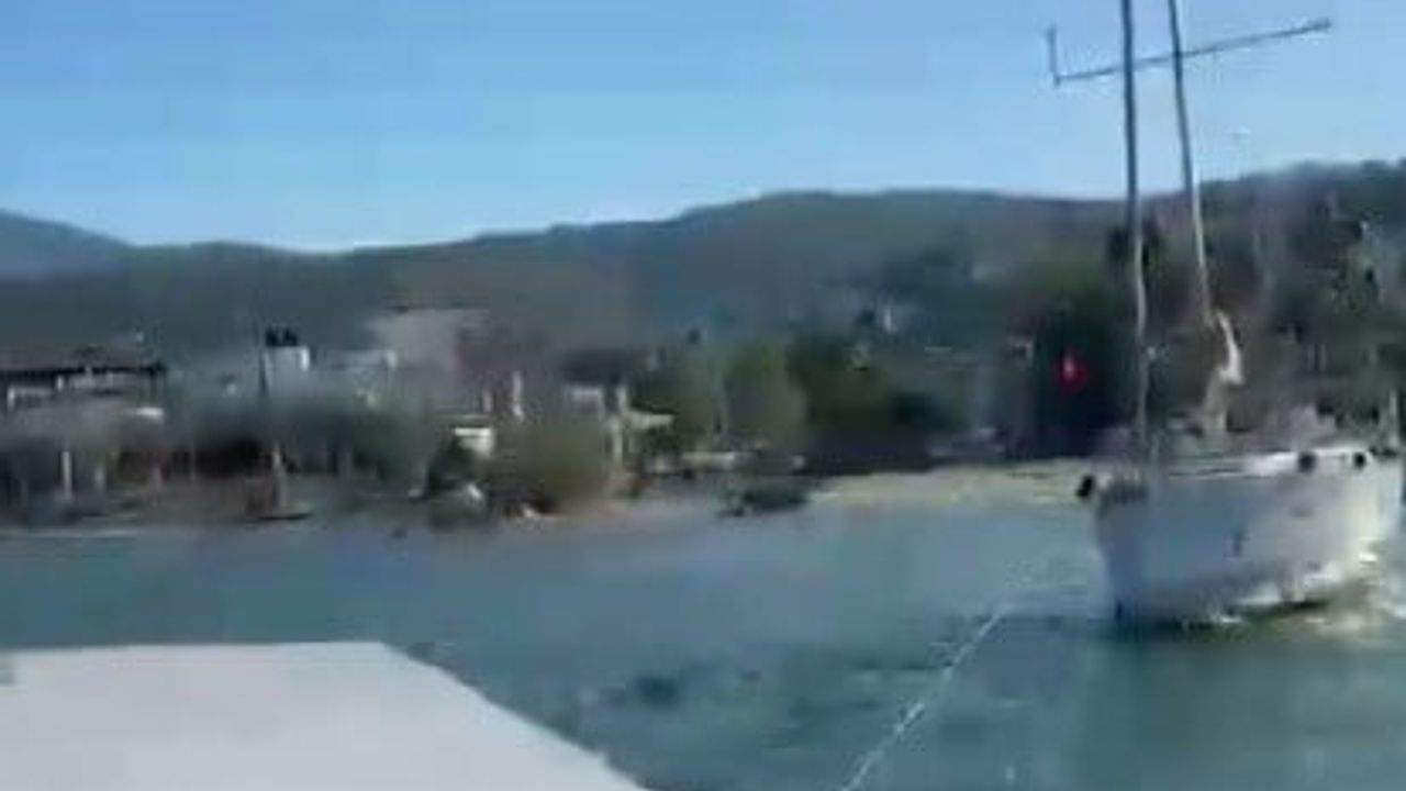 Bodrum'da Şiddetli Rüzgar Yelkenli Tekneyi Karaya Sürükledi