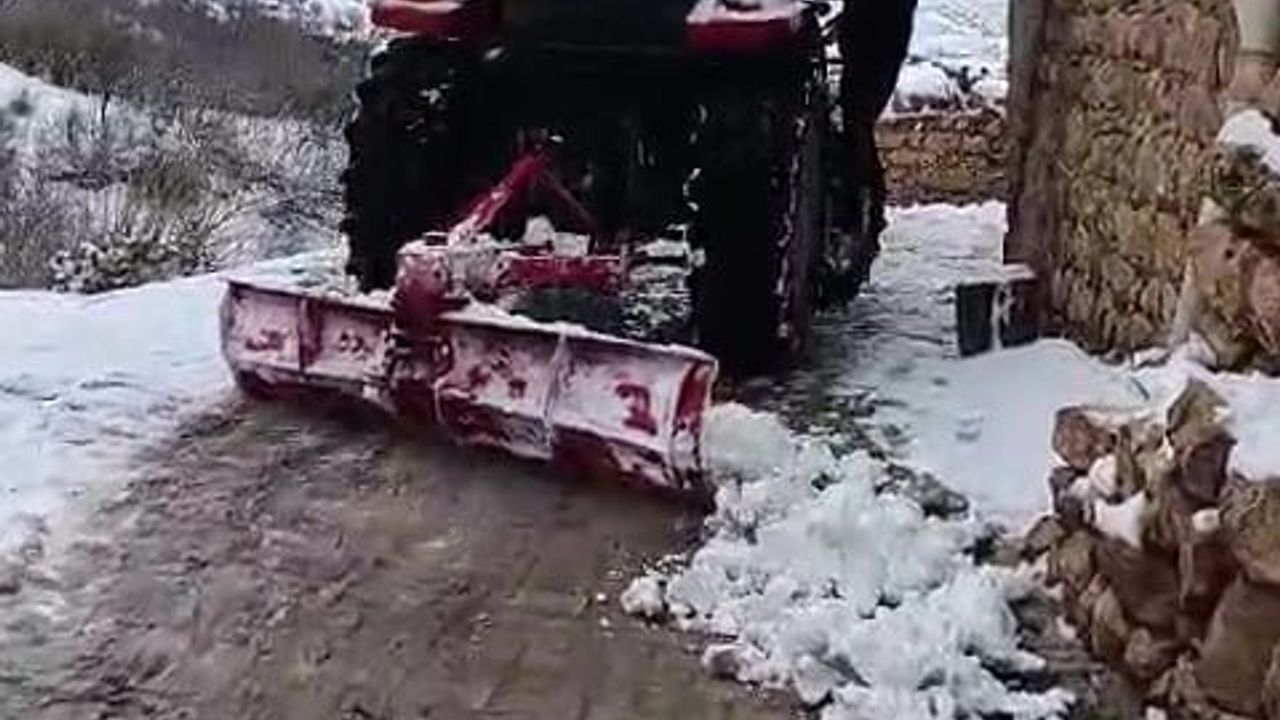 Boğaz Köyü Muhtarı, Kar Temizliği İçin Traktörle Seferber Oldu