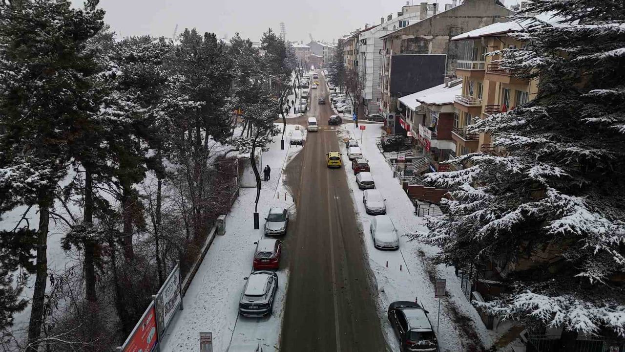 Bolu'da Kış Manzarası: Kar Yağışı Şehri Beyaza Bürüdü