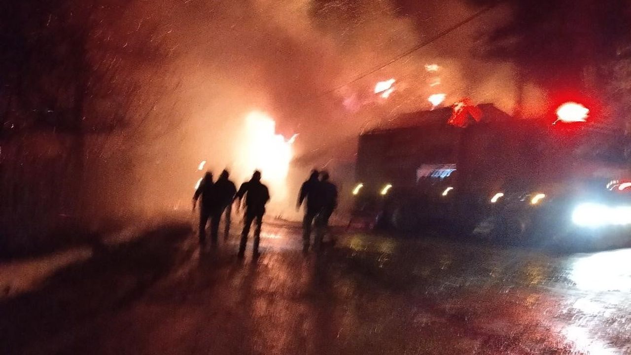 Bolu'da Korkutan Yangın: İki Katlı Ev Küle Döndü