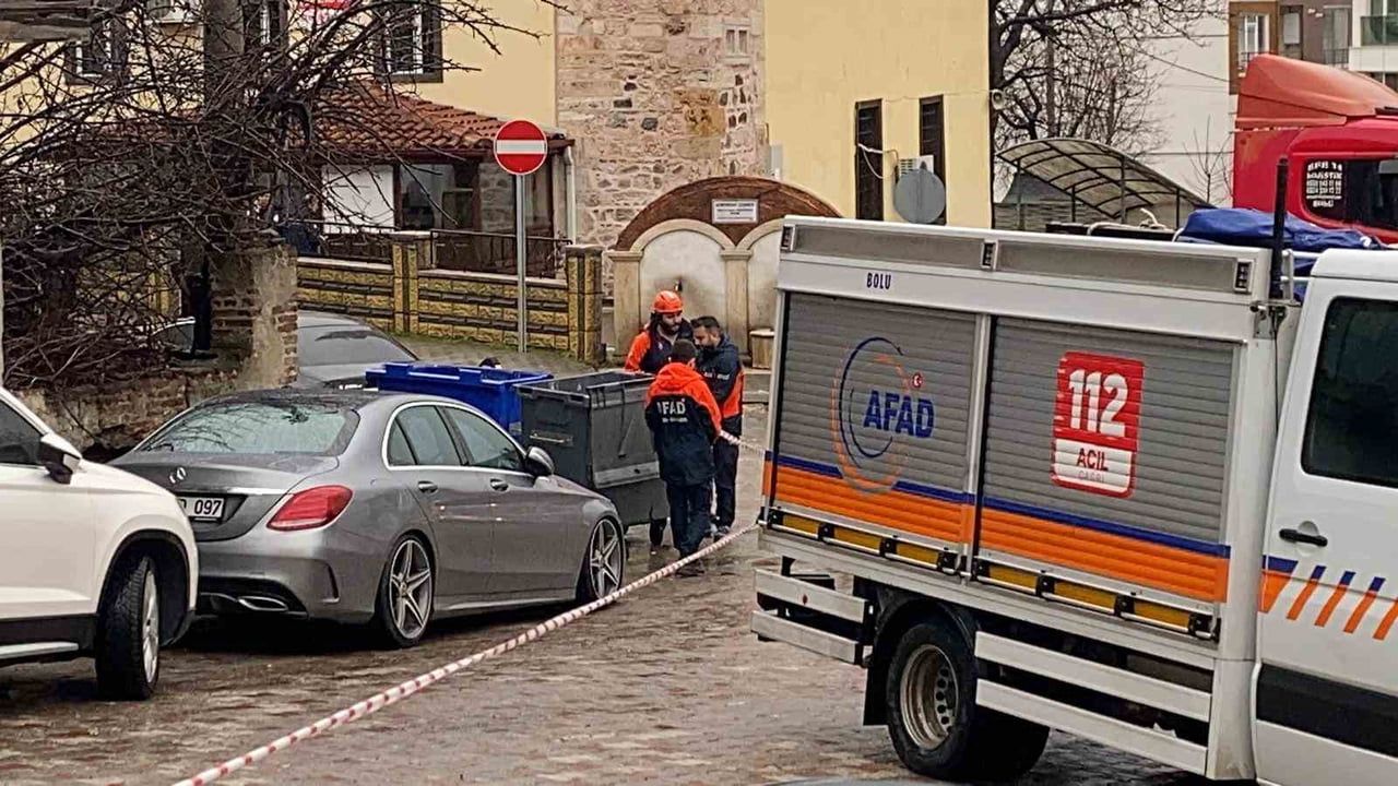 Bolu'da Metruk Bina Çöktü: Araç Hasar Gördü