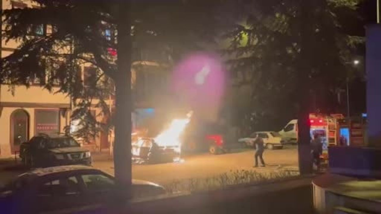 Bolu'da Park Halindeki Otomobil Alev Alev Yandı