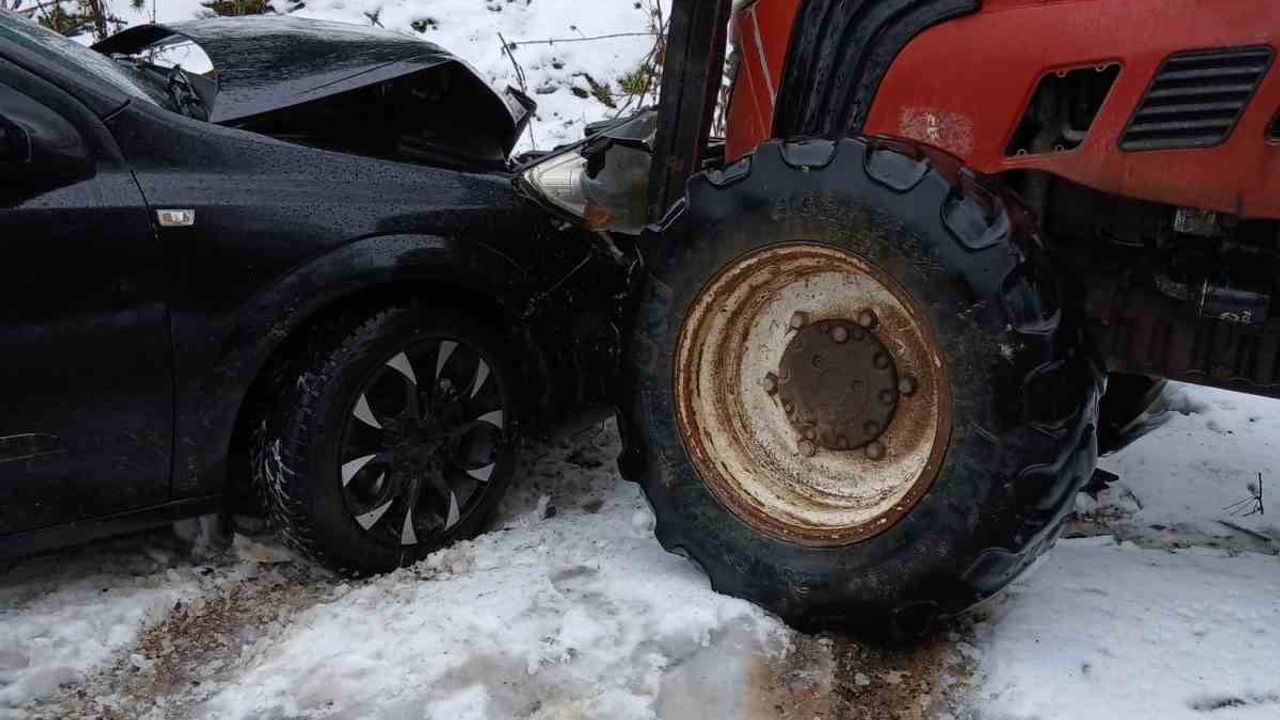 Bolu'da Traktör ve Otomobil Kafa Kafaya Çarpıştı: 1 Yaralı