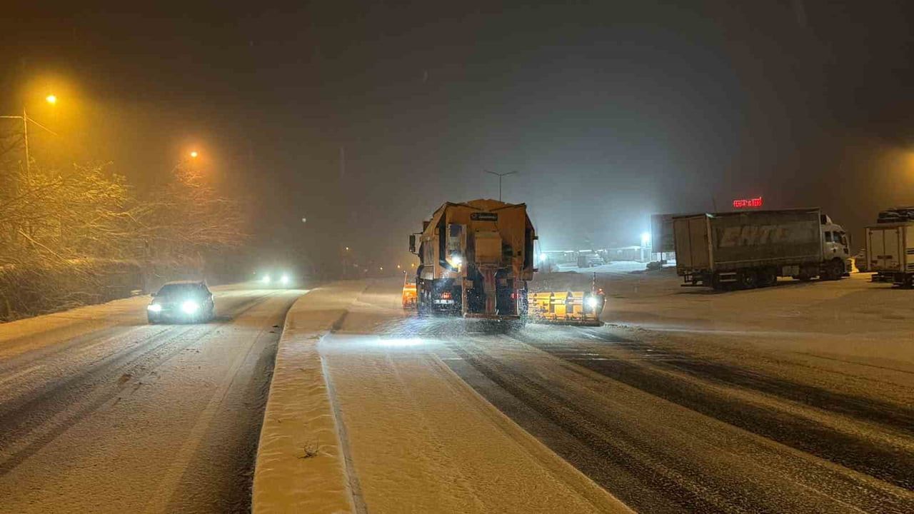 Bolu Dağı'nda Karla Mücadele Çalışmaları Devam Ediyor