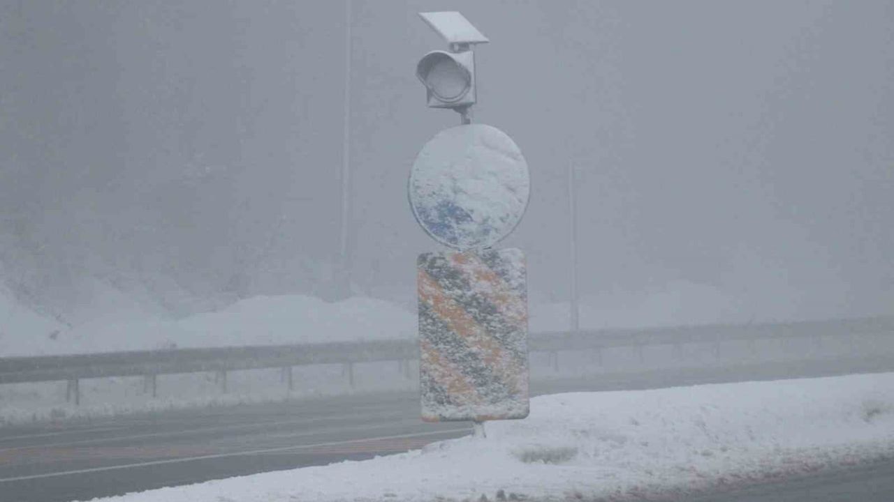 Bolu Dağı'nda Sis ve Kar Yağışı Trafiği Vurdu