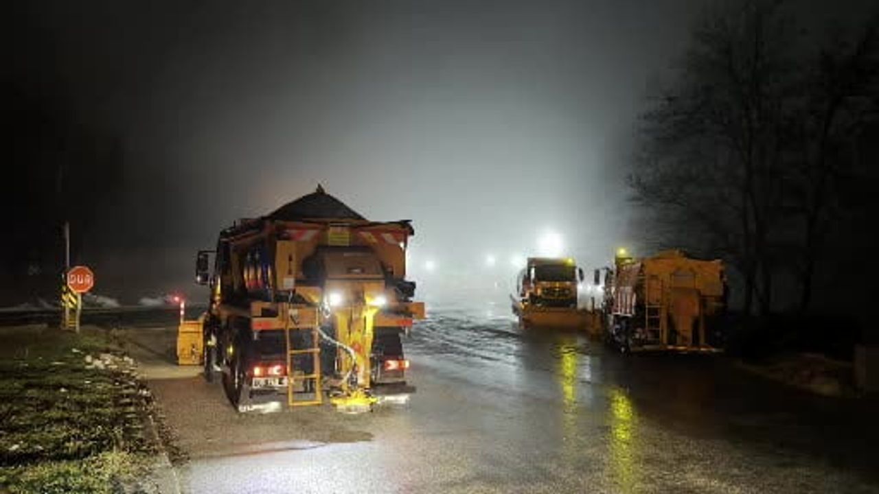 Bolu Dağı'nda Sis ve Sağanak Yağış: Karayolları Ekipleri Hazır Bekliyor