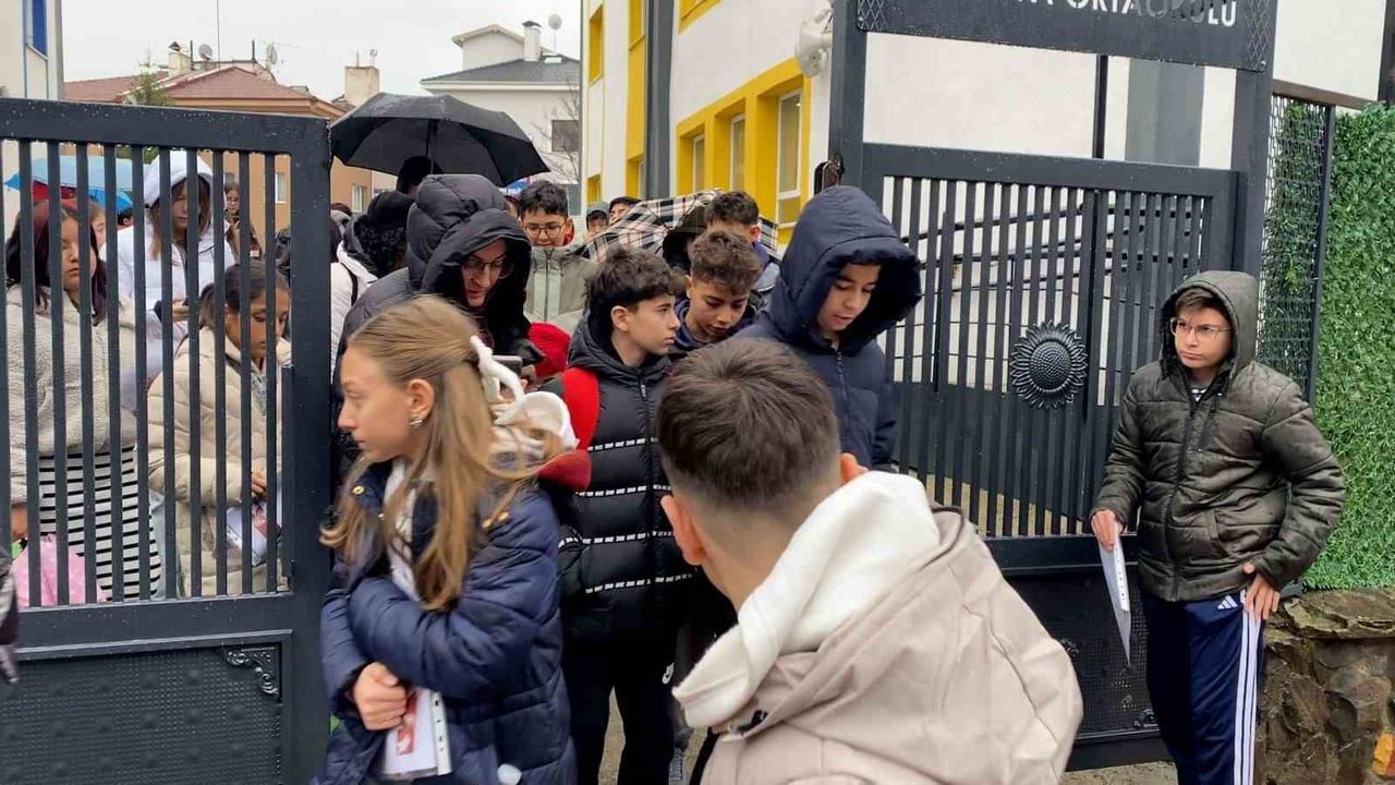 Bolu'daki Öğrenciler Karnelerini Aldı