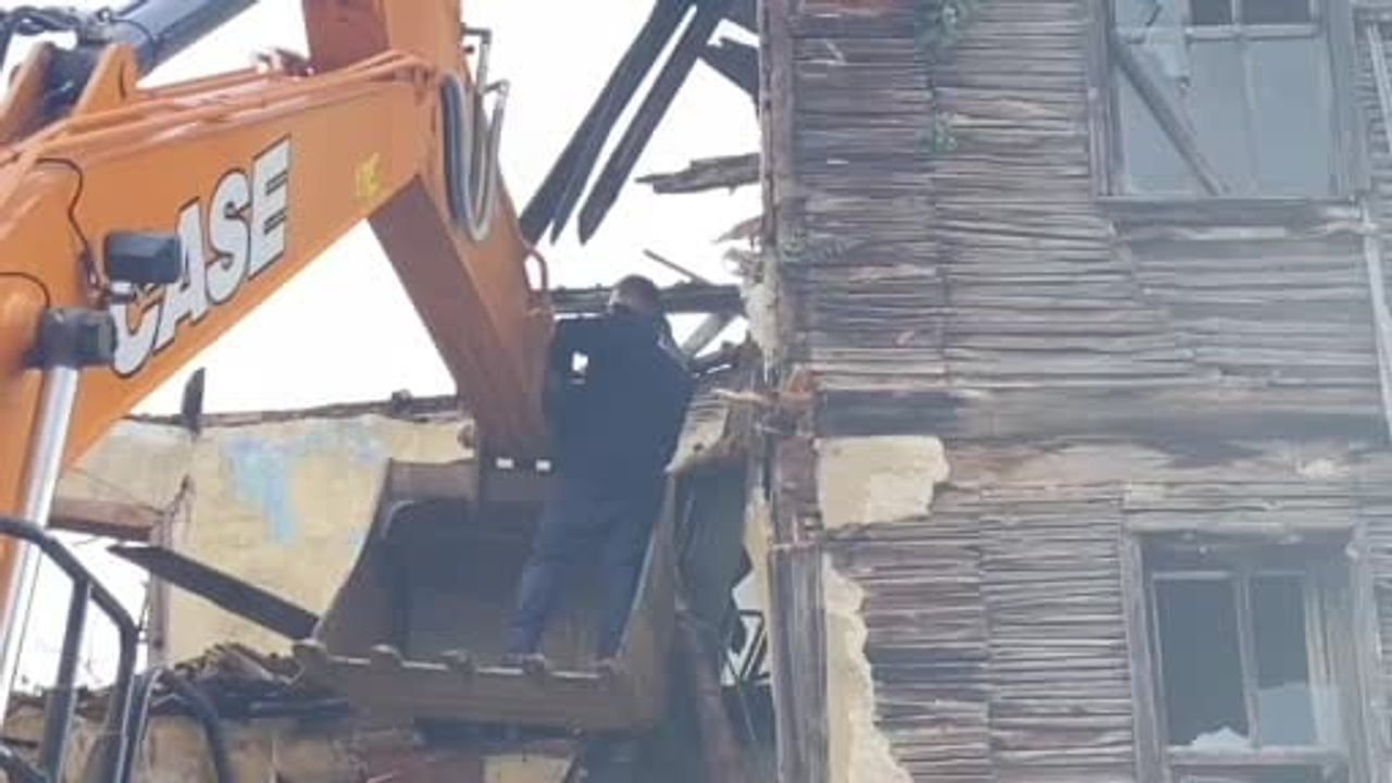 Bolu'daki Yıkımda Türk Bayrağına Gösterilen Hassasiyet