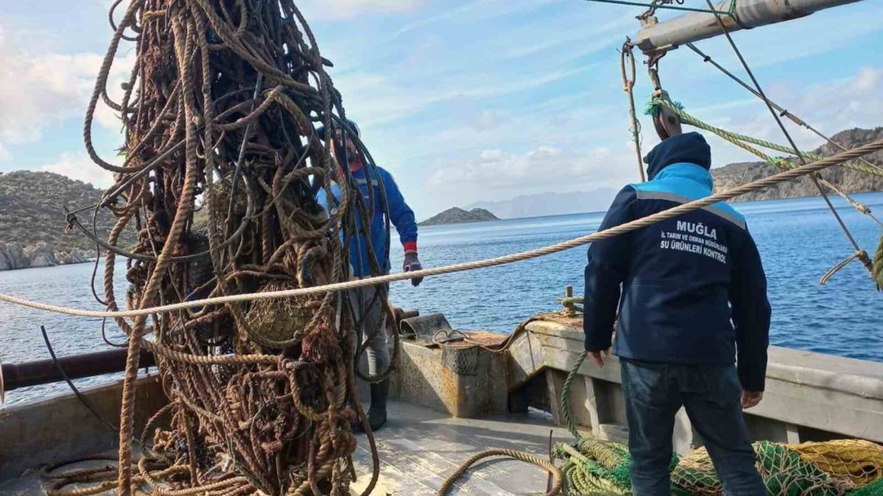 Bozburun'da Hayalet Ağlar Temizlendi