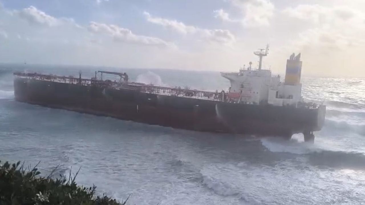 Bozcaada Açıklarında Ham Petrol Tankeri Karaya Oturdu
