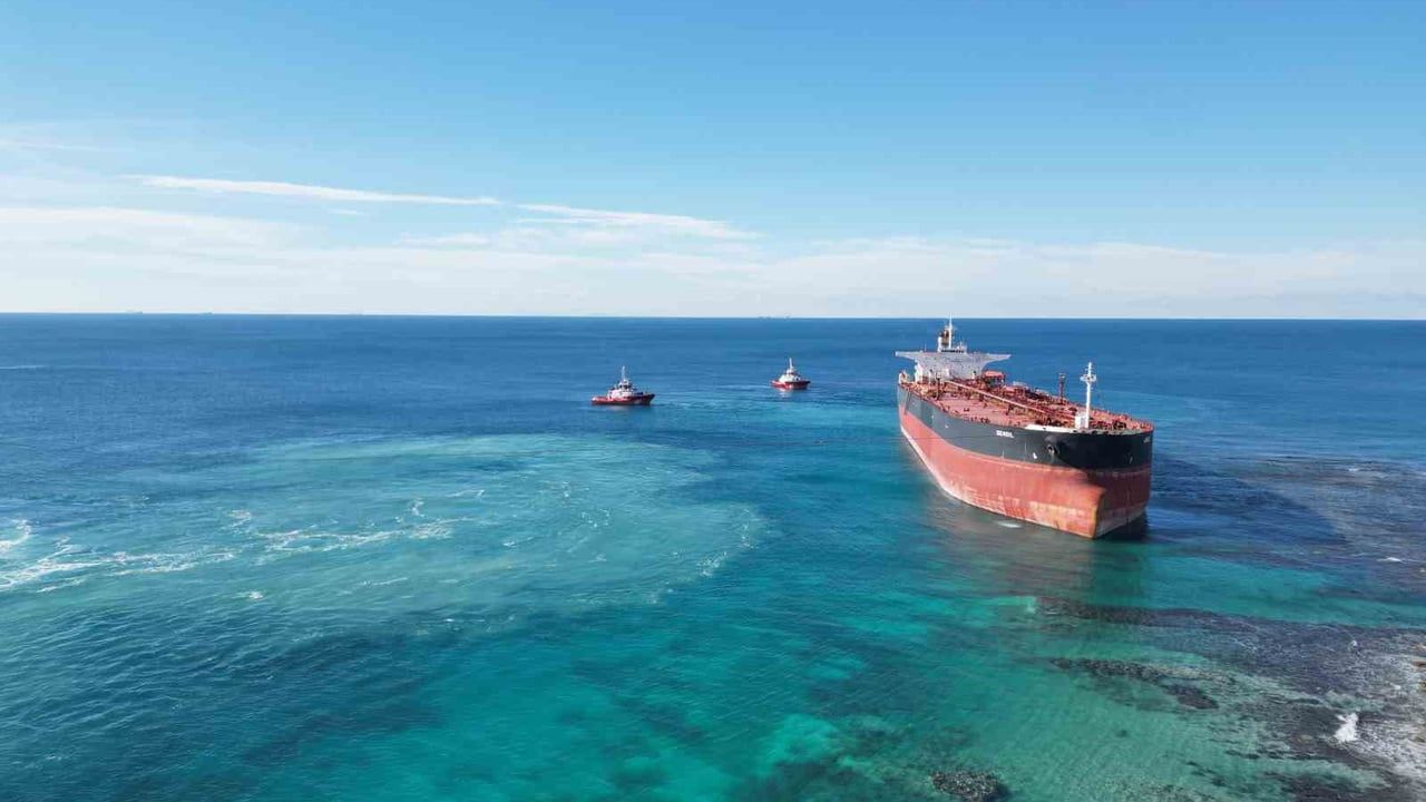 Bozcaada’da Karaya Oturan Tanker Yalova’ya Götürülüyor