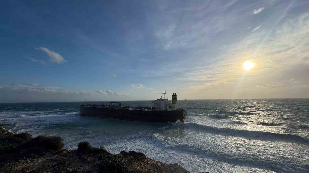 Bozcaada'daki Karaya Oturan Tanker 12 Gün Sonra Kurtarıldı