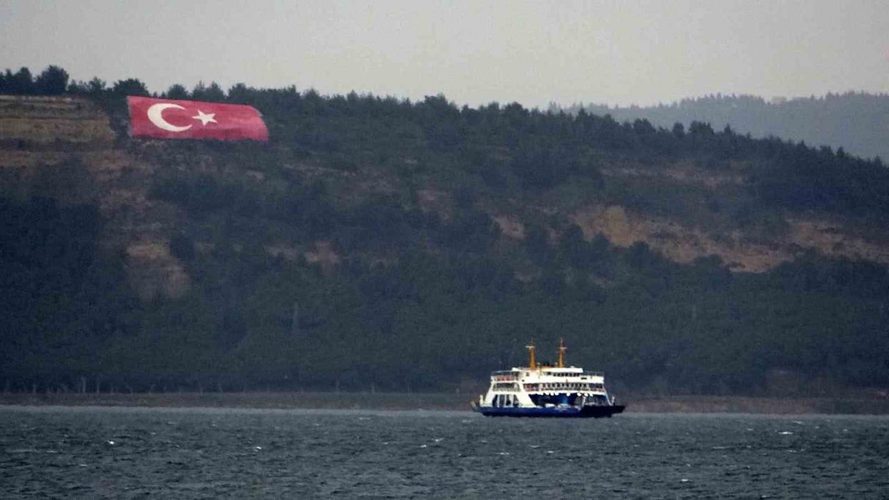 Bozcaada Feribot Seferleri İptal Edildi