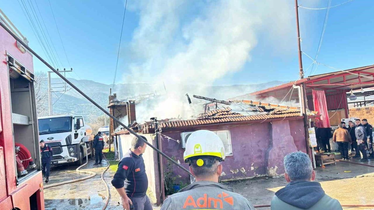 Bozdoğan'da Yangın: Ev Kullanılamaz Hale Geldi