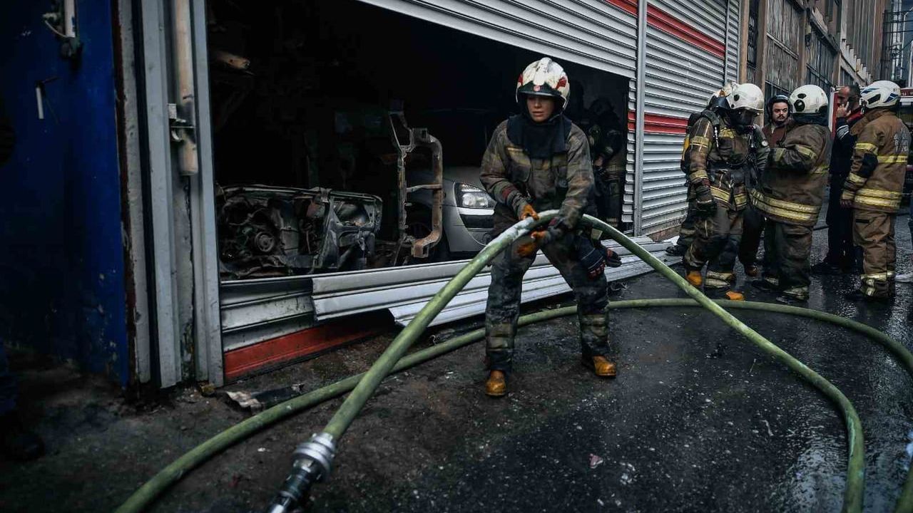 Buca'da Depo Yangını Kontrol Altına Alındı