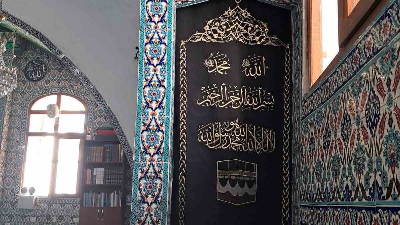 Büğdüz Mahalle Camii'nin Minber Örtüsü Yenilendi