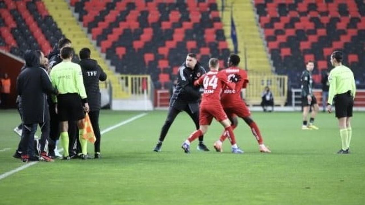 Burak Yılmaz'dan Özür: Kırmızı Kart Olayı Sonrası Açıklama