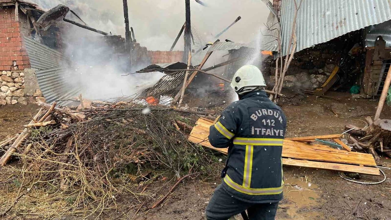 Burdur'da Ev Yangını: Panik ve Maddi Hasar