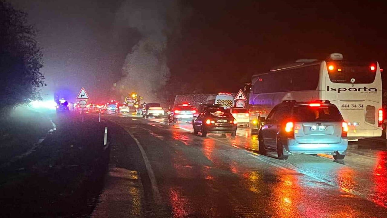 Burdur'da Seyir Halindeki Lüks Araç Alev Alev Yandı