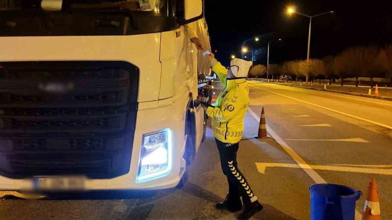 Burdur'da Yük Taşıyan Araçlara Denetim Yapıldı