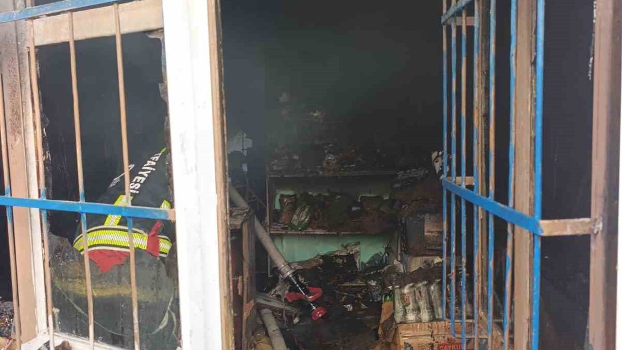 Burhaniye'de Baharatçı Dükkanı Yangını