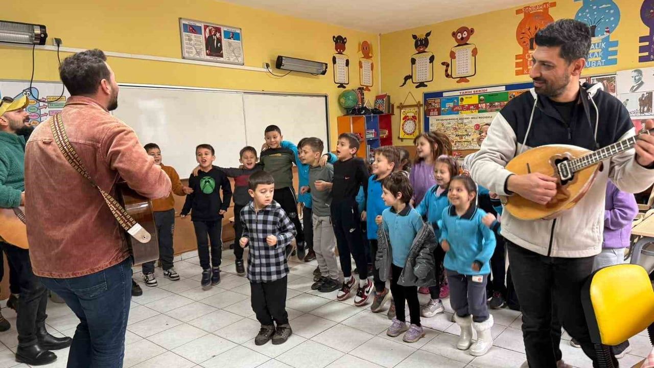 Burhaniye'de Öğrencilere Müzikal Sürpriz