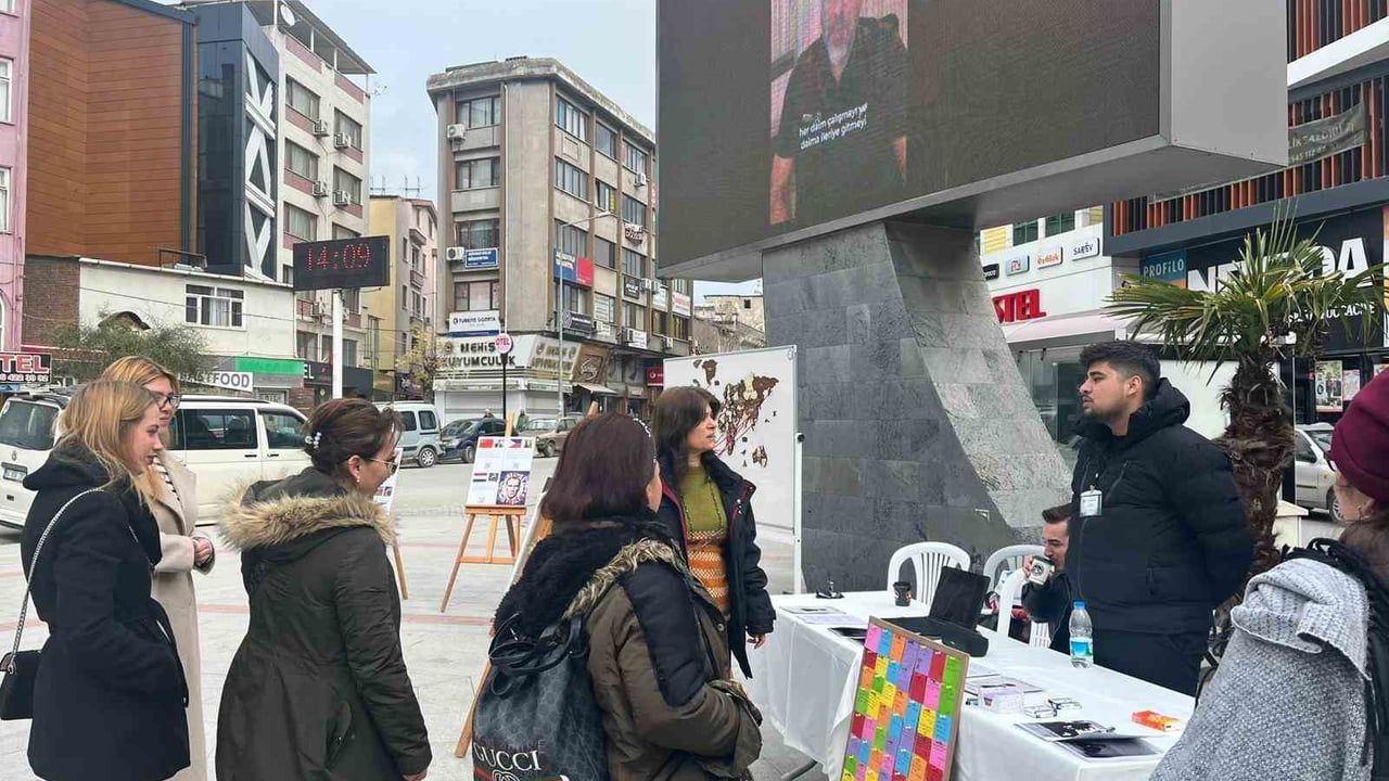 Burhaniye'de Üniversite Öğrencilerinden Atatürk Temalı Proje
