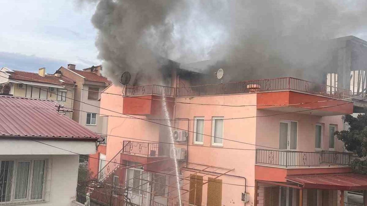 Burhaniye'de Yangın Faciası: Yaşlı Adam Kurtarıldı