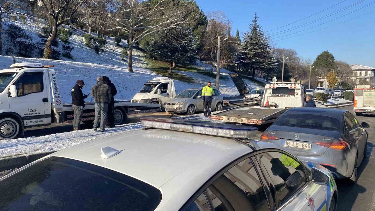 Bursa'da Buzlanma Kaynaklı Trafik Kazası: 4 Yaralı