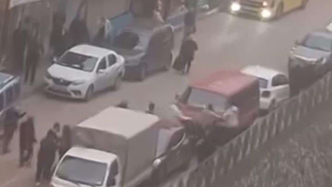 Bursa'da Cadde Ortasında Kavga Trafiği Kilitledi