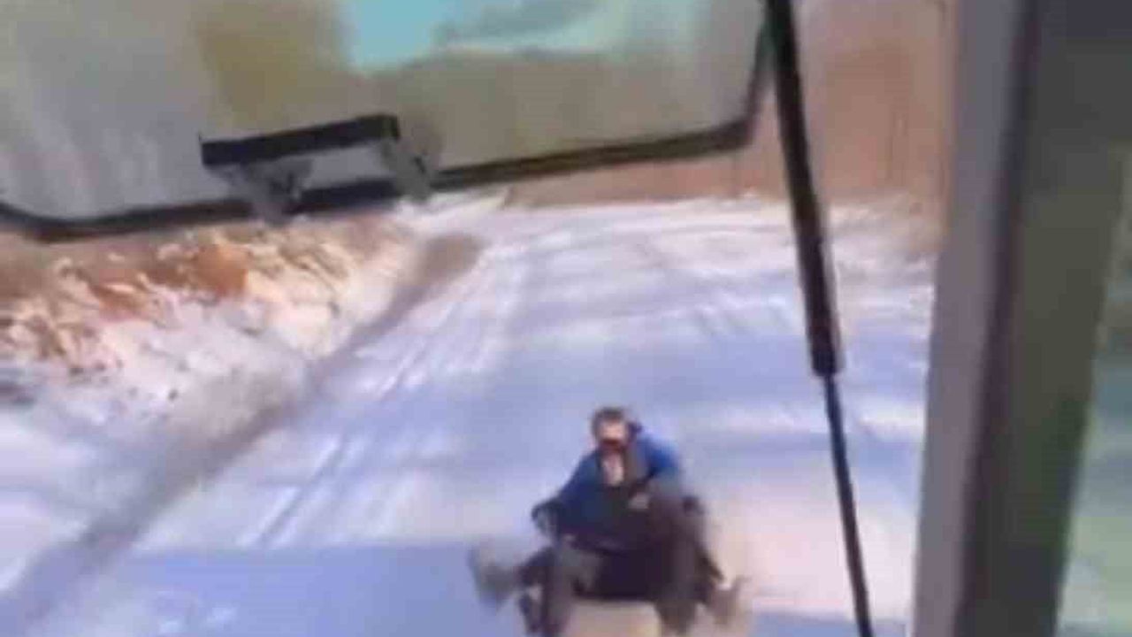 Bursa'da Çocuklar Kar Keyfini Traktörle Çıkarıyor