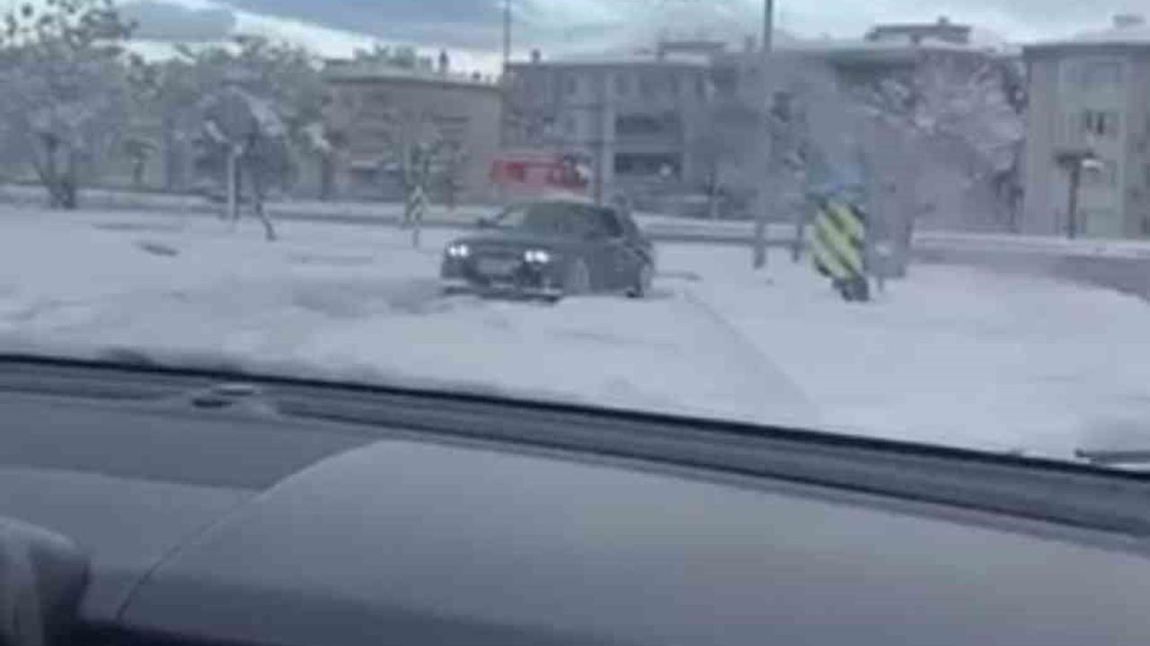 Bursa'da Drift Yapan Sürücü Trafiği Tehlikeye Attı