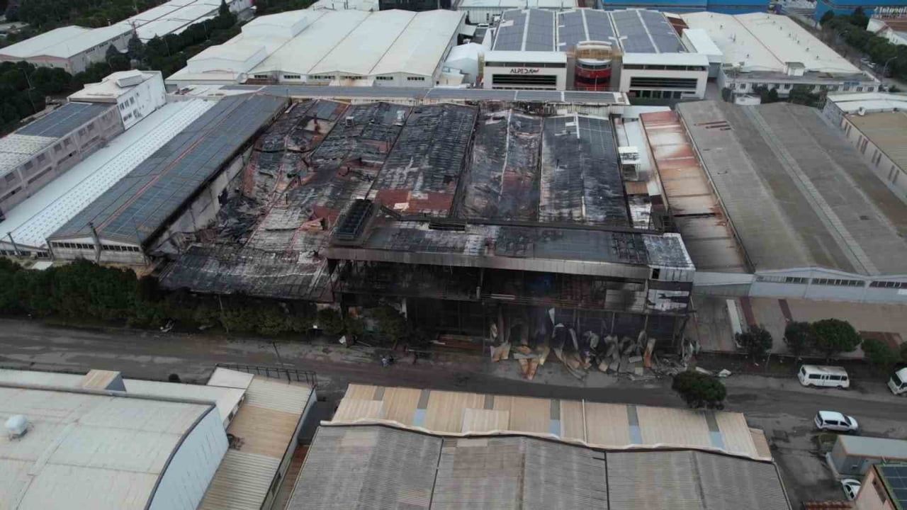 Bursa'da Fabrika Yangını Havadan Görüntülendi