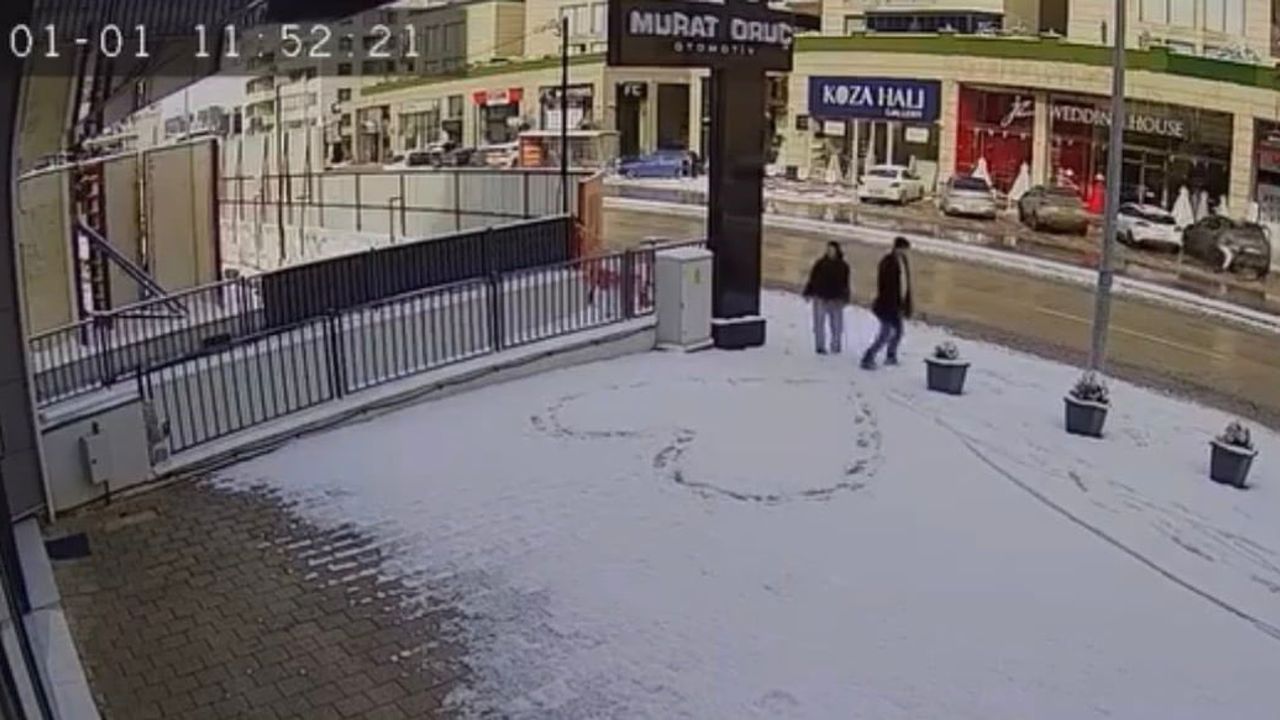 Bursa'da Kar Üzerine Kalp Çizen Sevgili Çiftin Anları Güvenlik Kamerasında