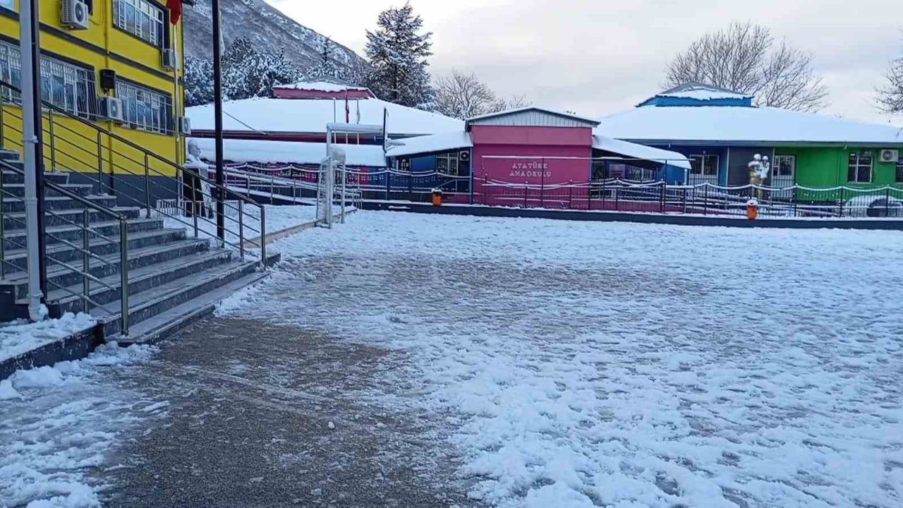 Bursa'da Kar Yağışı Eğitimi Aksattı