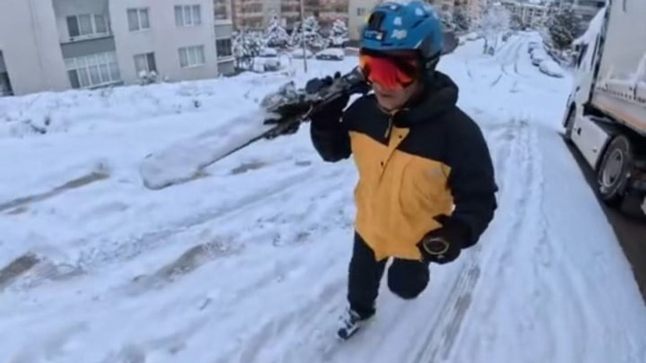 Bursa'da Kar Yağışı Sonrası Kayakla İşe Giden Vatandaş