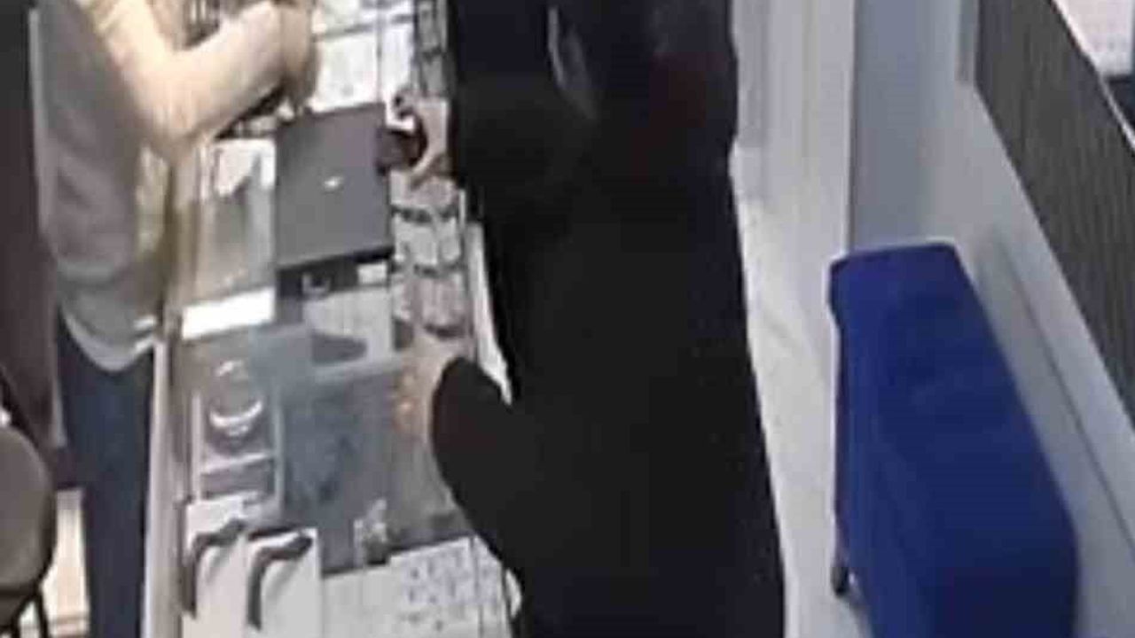Bursa'da Kuyumcu Soygun Girişimi Kameralara Yansıdı