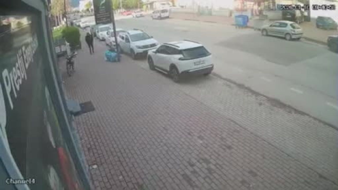 Bursa'da Lodos Tehlikesi: Düşen Tabeladan Dakikalarla Kurtulma Anı