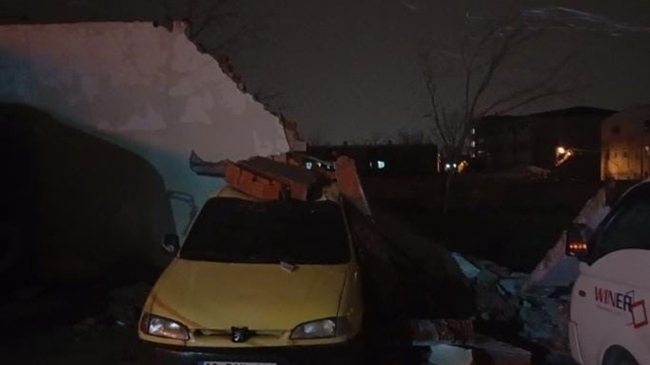 Bursa'da Lodosun Kurbanı 10 Araç