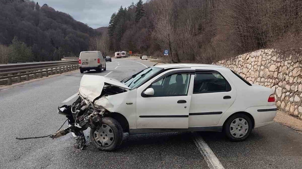 Bursa'da Otomobil Kazası: Üç Yaralı