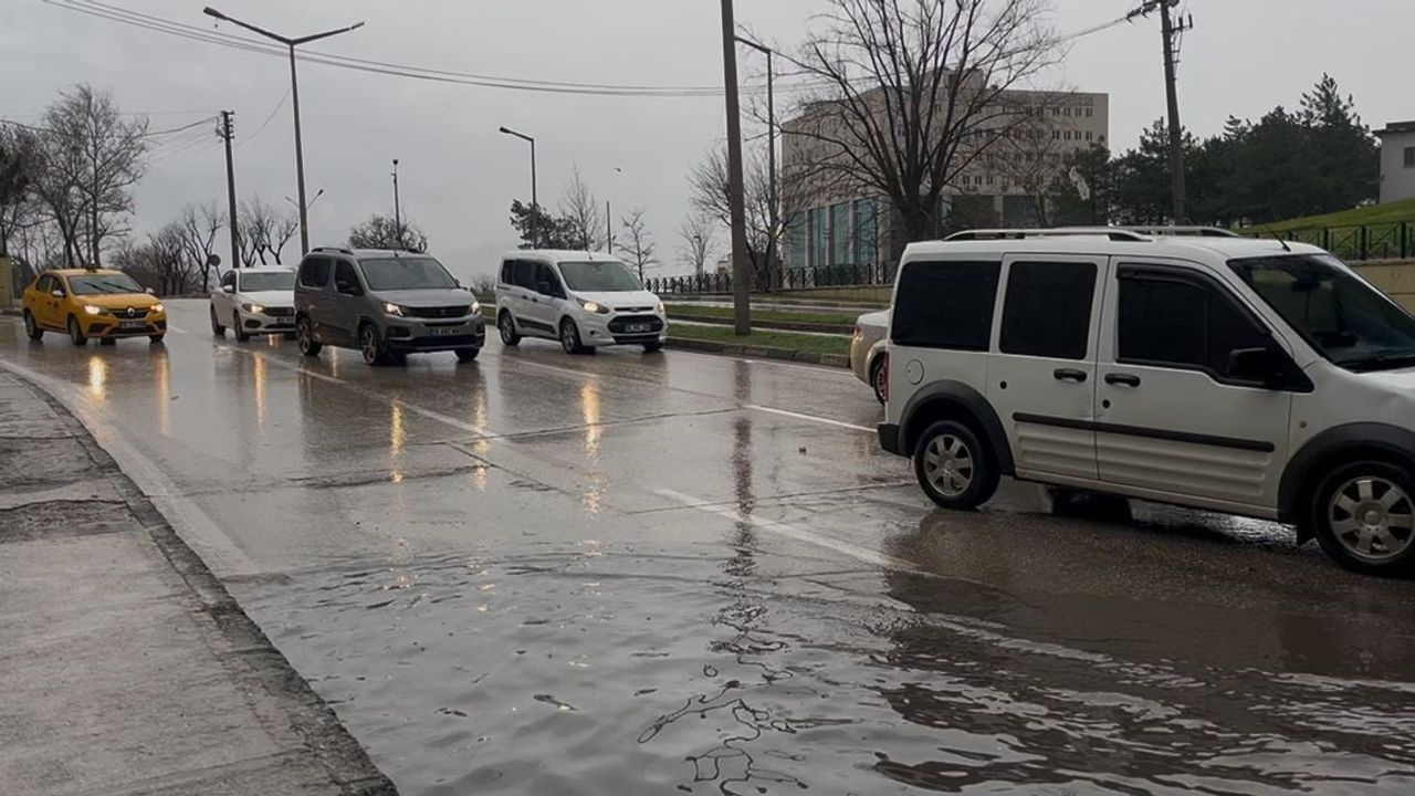 Bursa'da Sağanak Yağmur Caddeleri Felç Etti