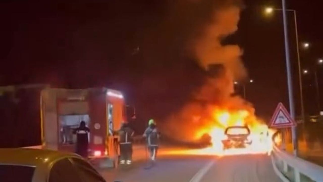 Bursa'da Seyir Halindeki Otomobil Alev Aldı