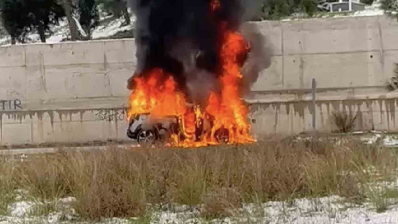 Bursa'da Seyir Halindeki Otomobil Alev Aldı
