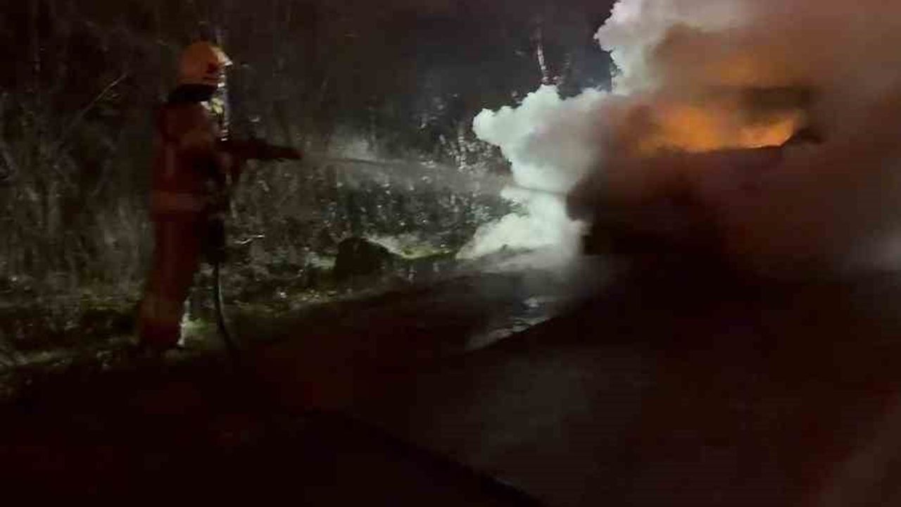 Bursa'da Seyir Halindeki Otomobil Alev Alev Yanarak Kullanılamaz Hale Geldi