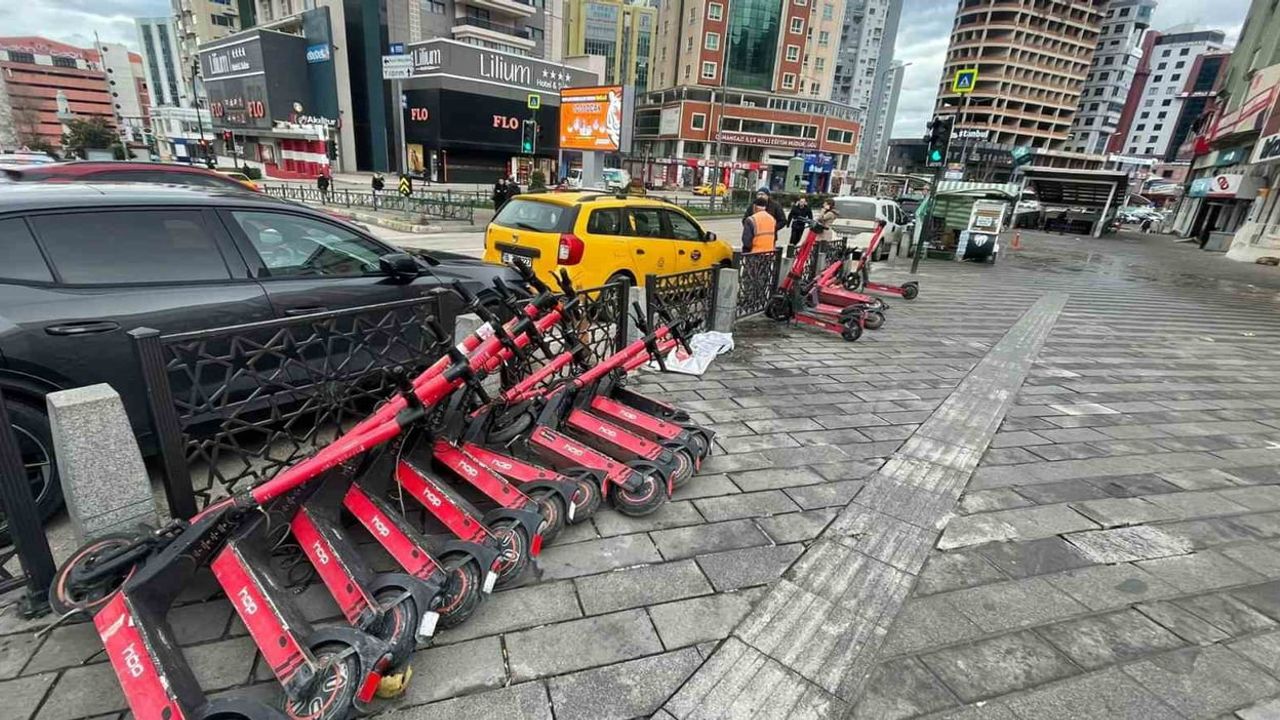 Bursa'da Şiddetli Fırtına Hayatı Olumsuz Etkiledi