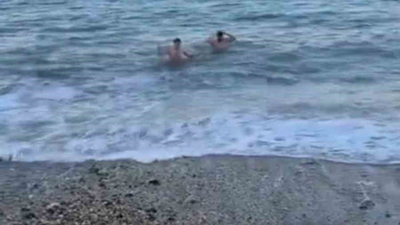 Bursa'da Soğuk Havalara Rağmen Deniz Keyfi