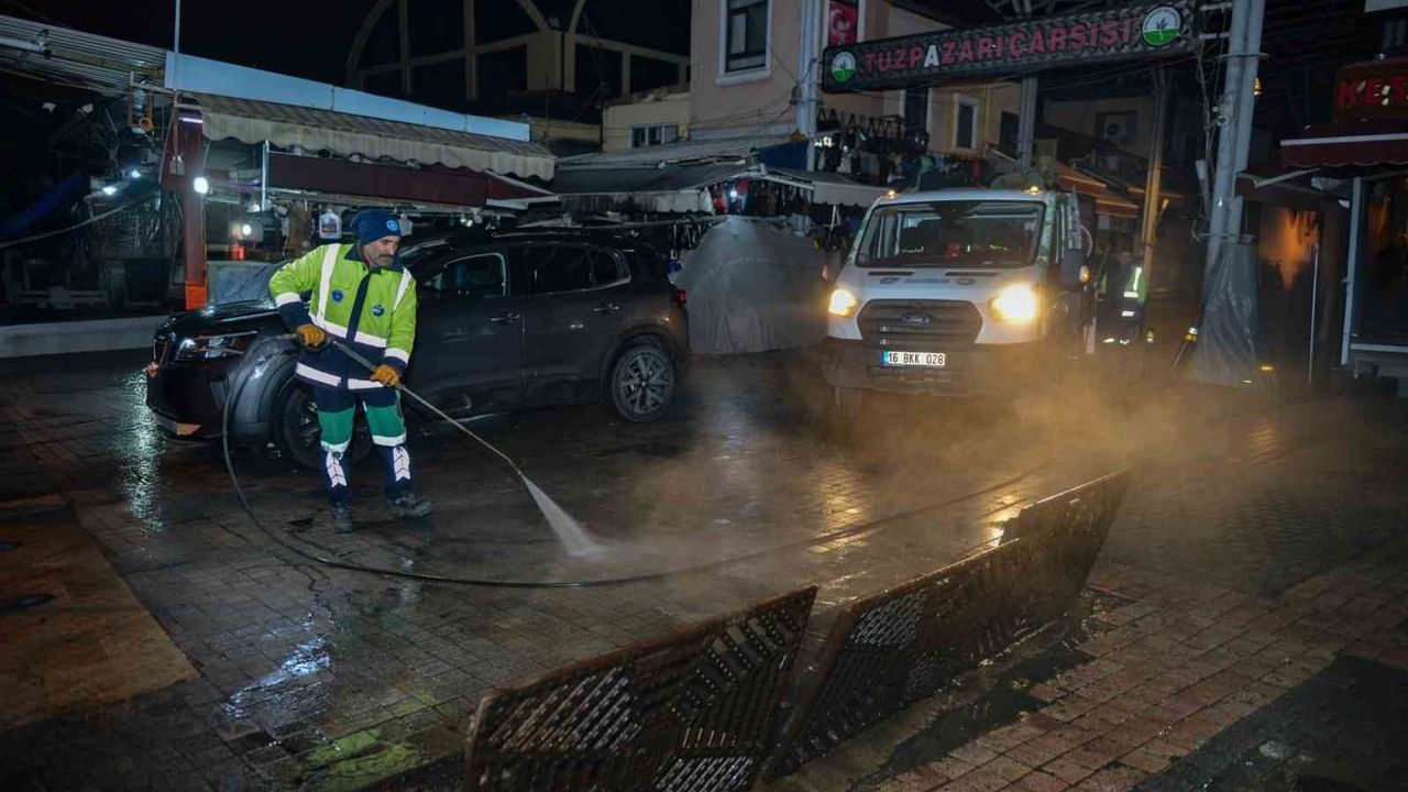 Bursa'da Tarihi Çarşı ve Hanlar Bölgesi'nde Gece Mesaisi