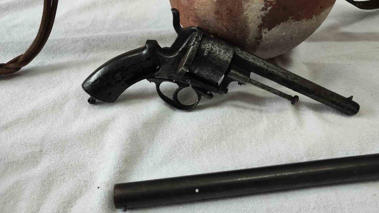 Bursa'da Tarihi Eser Operasyonu: Silah ve Obje Ele Geçirildi