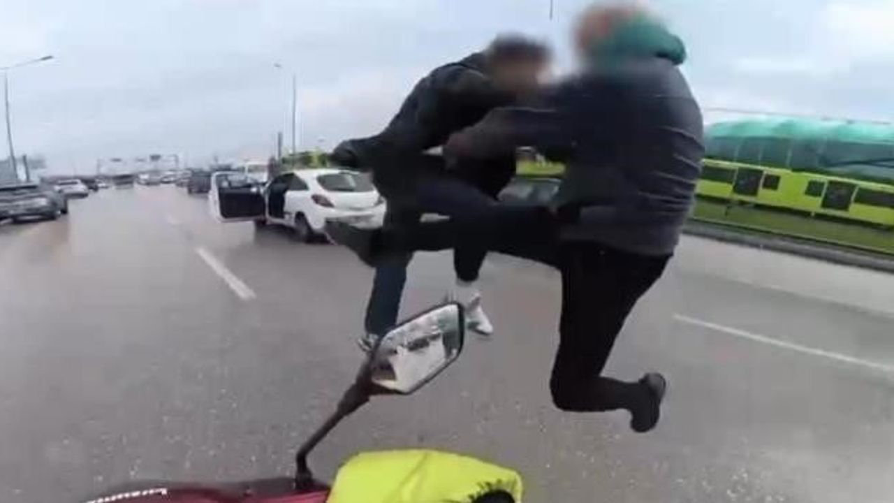 Bursa'da Yol Verme Tartışması Uçan Tekmelere Dönüştü